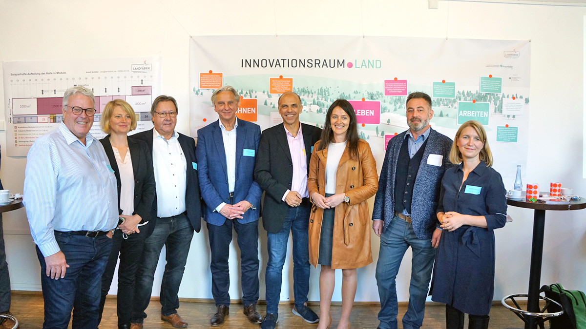 Bürgermeisterinnen WIndeck und Wladbröl mit diversen Unternehmern auf der Kick Off Veranstaltung Innovationsraum.Land